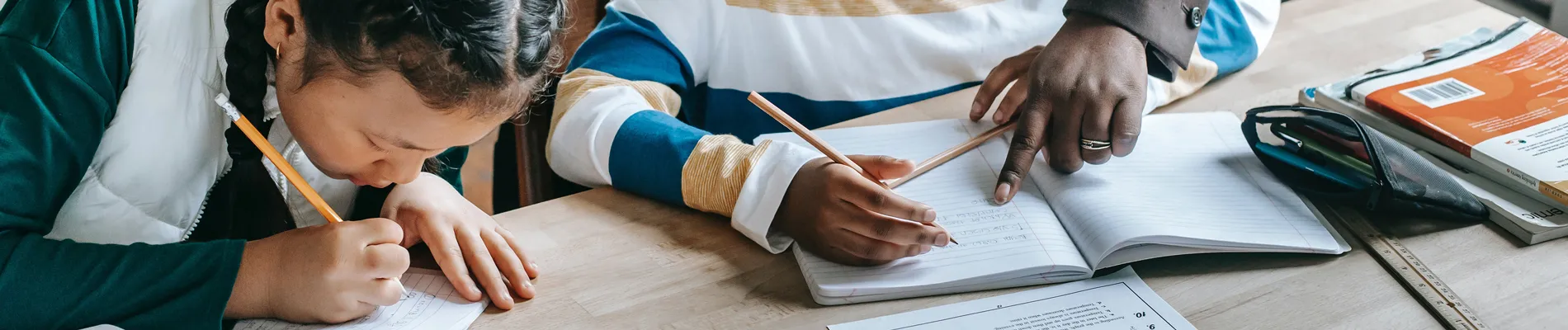 Estudiantes escribiendo